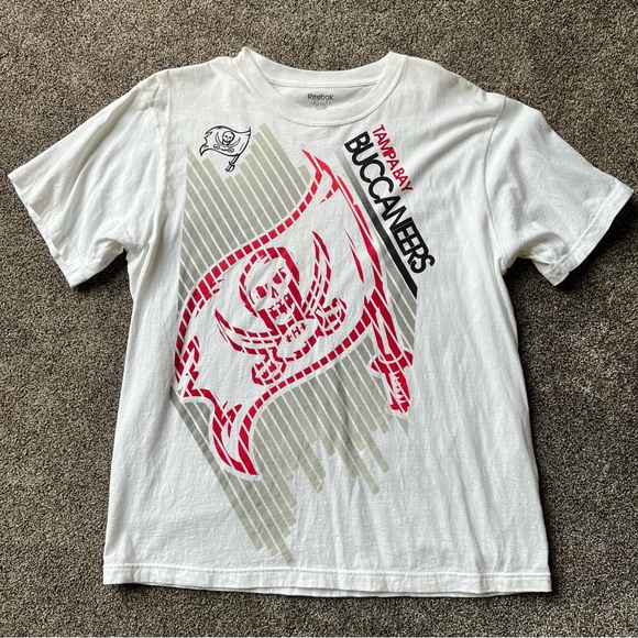 Men’s Tampa Bay Buccaneers shirt. - Picture 1 of 11